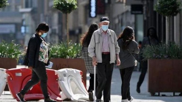 Quelques files d'attente devant des magasins à Bruxelles, mais une situation assez calme