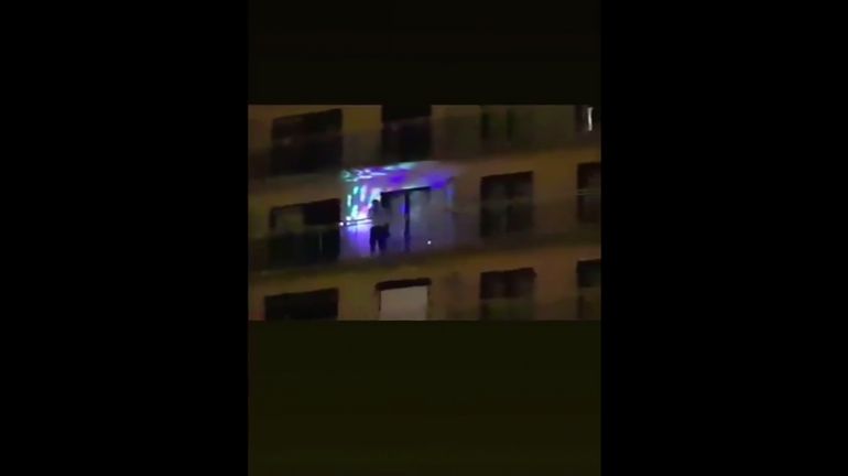 Coronavirus et confinement: un DJ met l'ambiance dans un immeuble de Molenbeek (vidéos)
