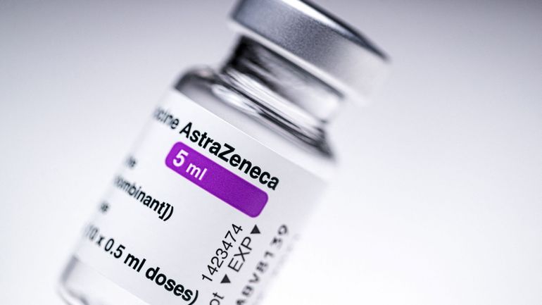 Revue de presse : AstraZeneca, le vaccin qui n'en finit pas de faire débat