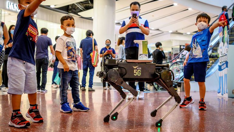 Coronavirus : le chien-robot K9 distribue du gel dans un centre commercial de Bangkok (vidéo)