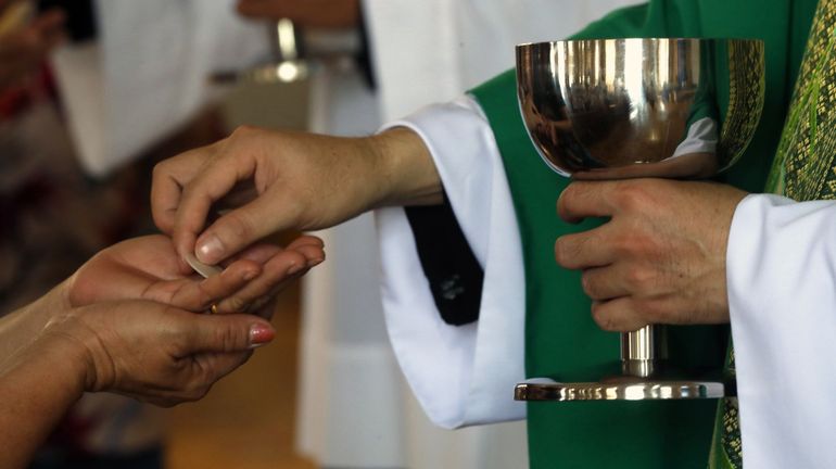 Vider les bénitiers, refuser la communion en bouche, messes annulées: en France, l'Eglise se prépare au coronavirus