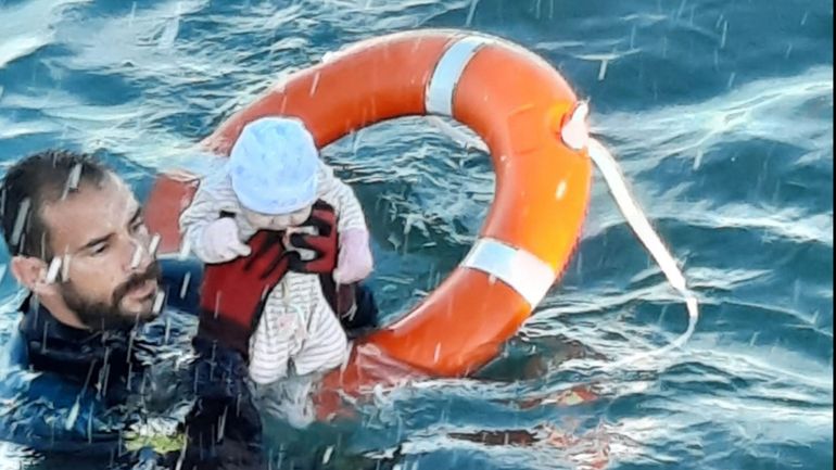 La photo du plongeur de la Guardia Civil qui sauve un bébé migrant au large de Ceuta devient virale sur la toile