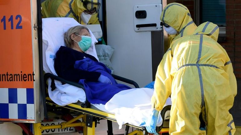 Assiégé par le coronavirus, un hôpital espagnol résiste malgré les larmes