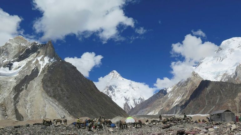 Des Népalais réussissent la première ascension hivernale du K2, le deuxième sommet du monde