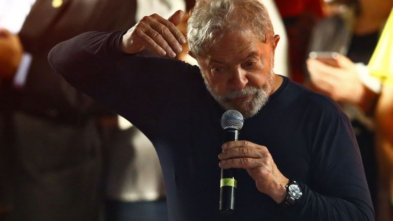 Lula aux portes de la prison dans un Brésil divisé