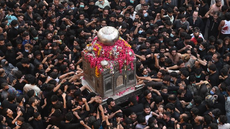 Pakistan: une procession religieuse en plein Covid rassemble des milliers de personnes
