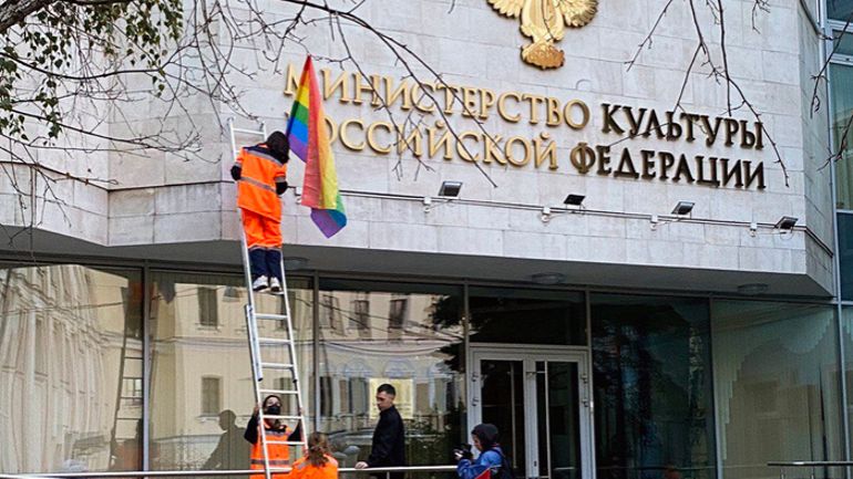 Russie : le groupe féministe Pussy Riot fête l'anniversaire de Vladimir Poutine... en accrochant des drapeaux arc-en-ciel