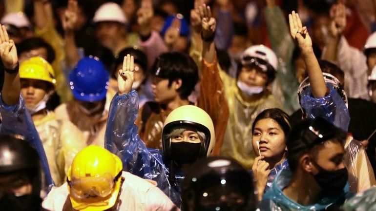 Thaïlande : les ultra-royalistes durcissent le ton face à la protestation étudiante