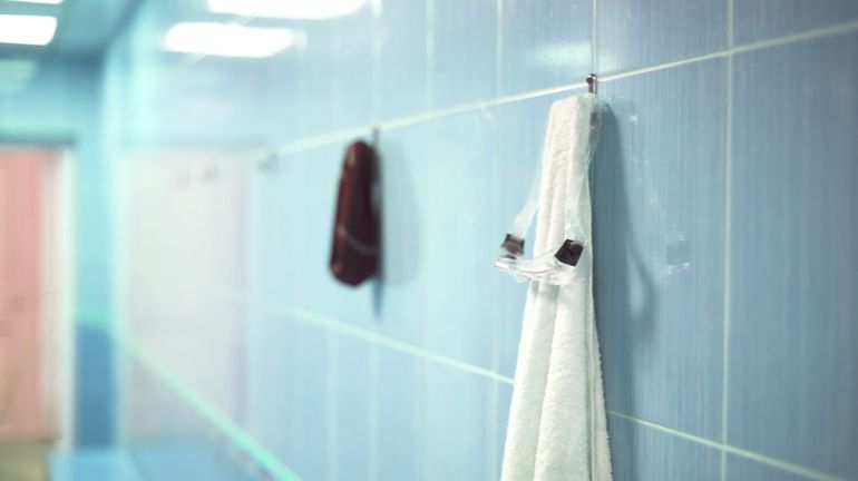 Douche avec savon obligatoire à la piscine d'Oupeye