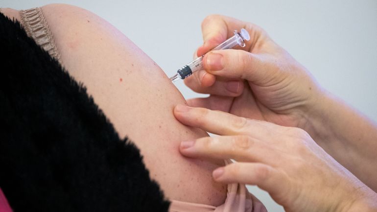 Vaccination : les maisons de repos avec plus de dix cas détectés de Covid-19 devront passer leur tour
