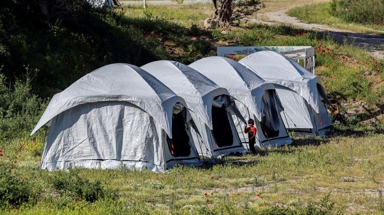 Athènes prolonge encore le confinement des camps de réfugiés avec le coronavirus comme 