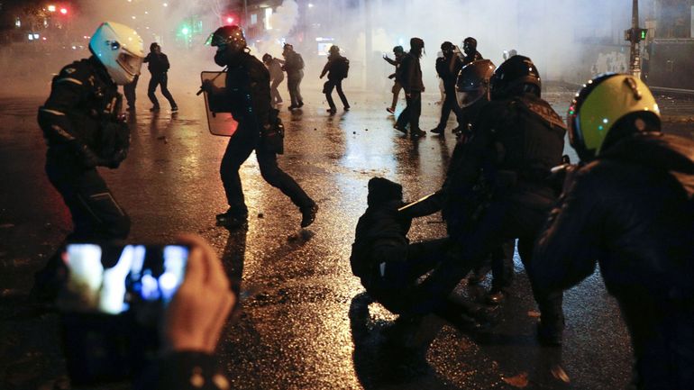 Un caméraman blessé dans les manifestations à Paris contre la loi de sécurité globale