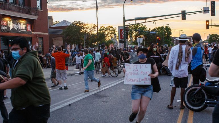 Minneapolis, deuxième nuit de troubles après la mort d'un homme noir lors de son arrestation par la police