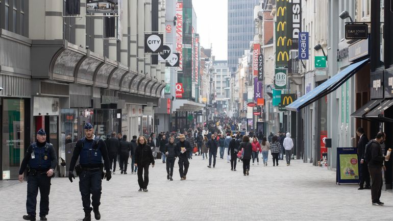 Coronavirus en Belgique : barrières, marquages au sol, les rues commerçantes se préparent au retour des clients