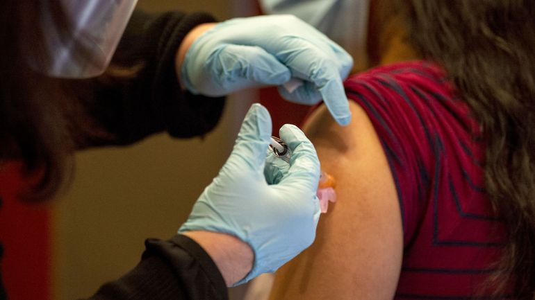 L'efficacité des vaccins de Moderna et Pfizer testée contre la nouvelle souche britannique du virus