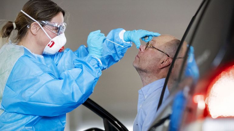 Coronavirus: une centaine de tests sont réalisés par jour via le drive-in de l'UZ Brussel