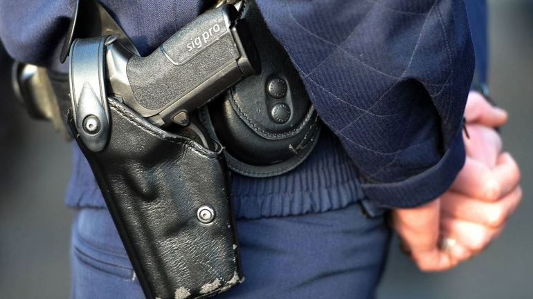 Anderlecht: l'homme qui avait volé l'arme d'un policier lors d'émeutes s'est rendu