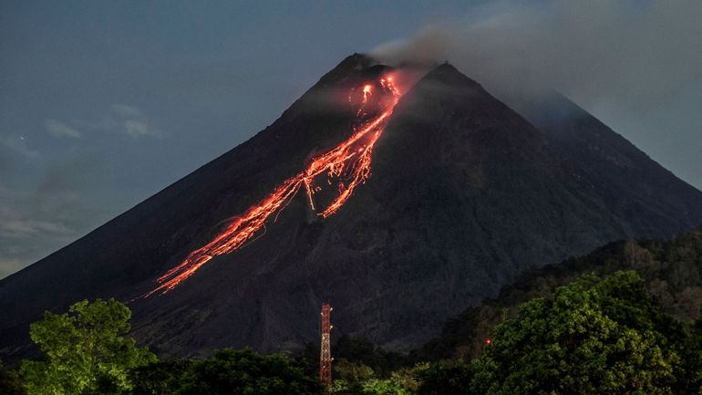 Indonésie: en éruption, le volcan Merapi crache de la lave incandescente