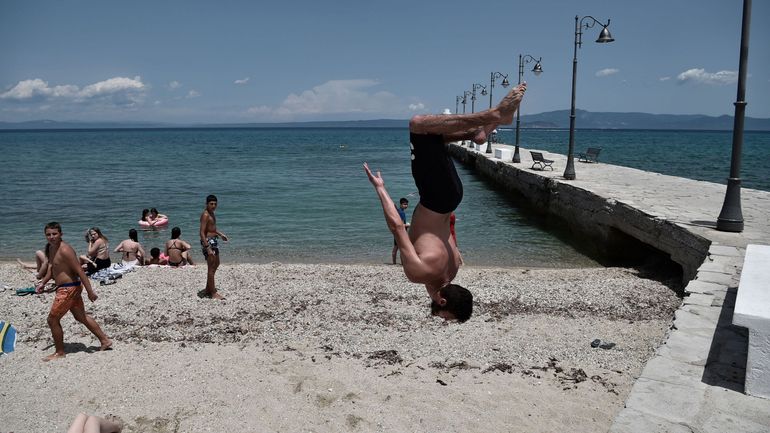 Déconfinement en Grèce : à l'aide de codes-barres, le gouvernement essaye un nouveau protocole pour dépister les touristes