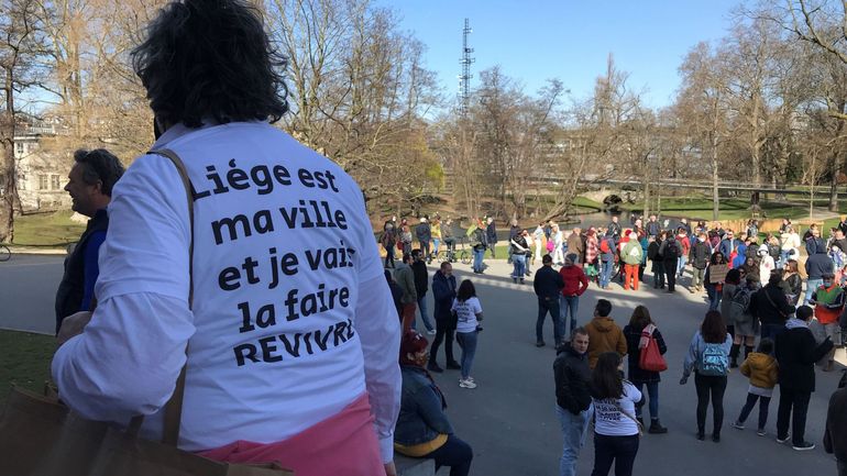 Six à sept cents opposants aux mesures sanitaires, au parc de la Boverie