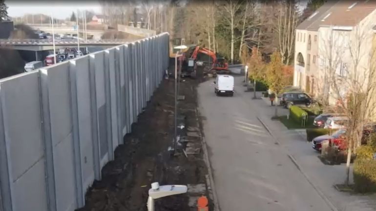 La colère des riverains de Wezembeek-Oppem face à un mur antibruit de plus de 6 mètres de haut