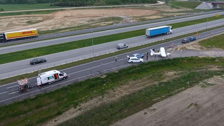 Un avion effectue un atterrissage d'urgence sur une autoroute en Pologne