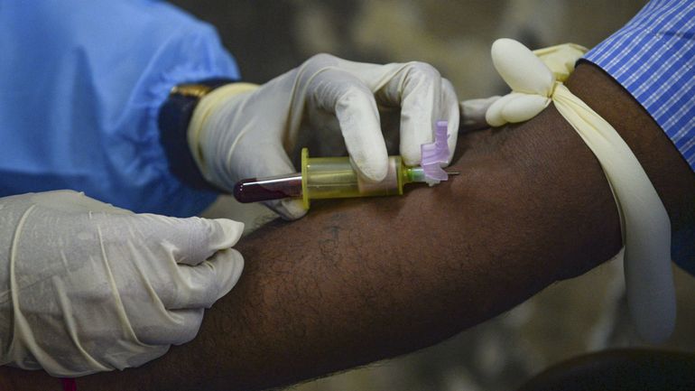 Coronavirus en Inde : les autorités peinent à empêcher le trafic de plasma de patients guéris