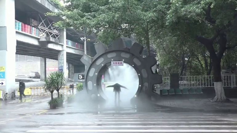 Coronavirus: en Chine, une entreprise installe un tunnel de désinfectant (vidéo)