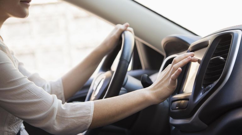 Les écrans tactiles des voitures plus dangereux que l'alcool au volant