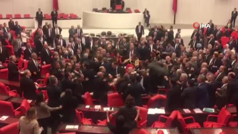 Bagarre en plein parlement turc lors de discussions autour de l'engagement militaire à Idleb