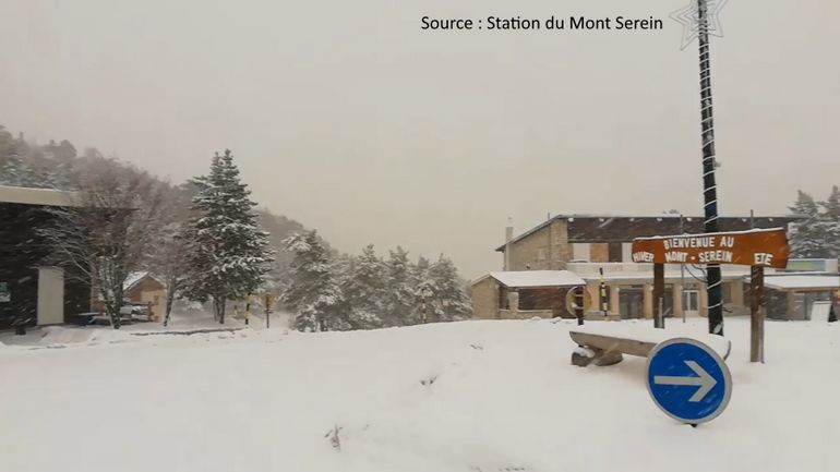 Un épais manteau de neige recouvre une station de ski désertée dans les Alpes françaises