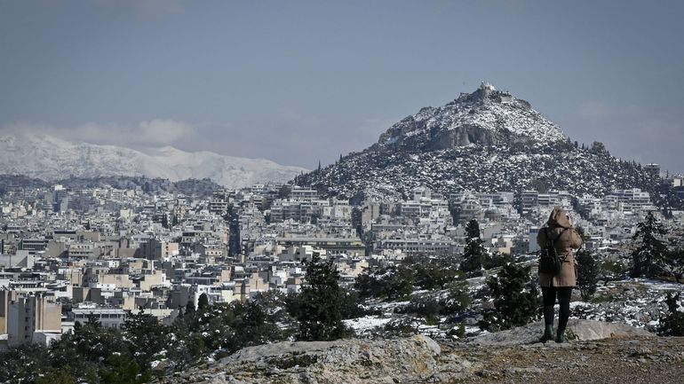 Grèce: sous la neige, des milliers d'Athéniens sont sans électricité, le gouvernement est critiqué