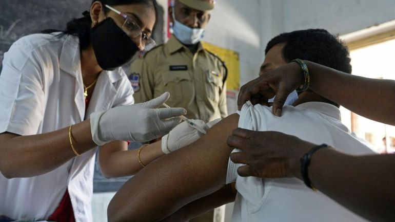 Coronavirus dans le monde : la pandémie ne se terminera pas sans un accès équitable à la vaccination, selon des experts