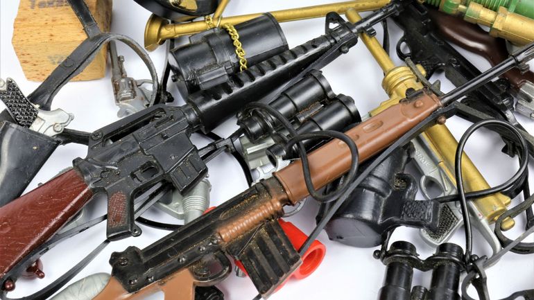 La police autrichienne saisit des dizaines d'armes automatiques et munitions d'une milice d'extrême droite allemande