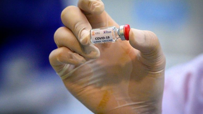 Coronavirus : dans la course au vaccin, peut-on aller vite et bien ?