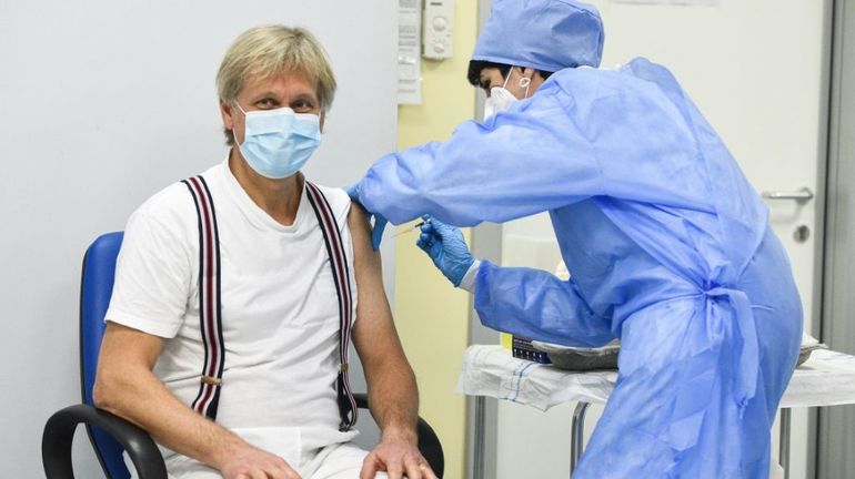 Le vaccin anti-Covid est arrivé sous les applaudissements dans le nord meurtri de l'Italie