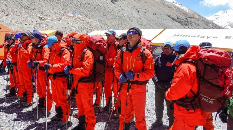 Des scientifiques chinois grimpent l'Everest pour le mesurer