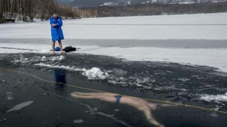 Un Tchèque nage plus de 80 mètres sous la glace pour un record du monde