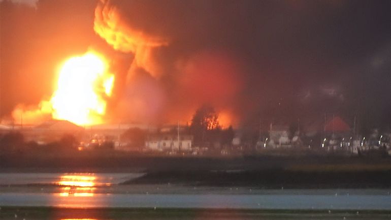 Angleterre : incendie géant dans une zone industrielle suite à une explosion
