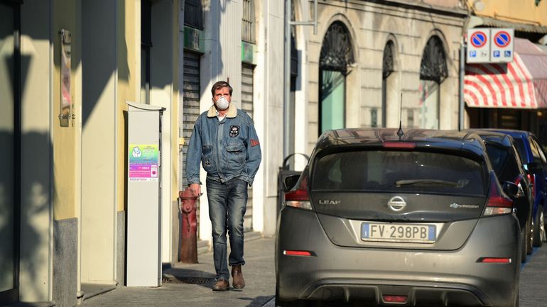 Coronavirus: deux morts en Europe, l'Italie se barricade