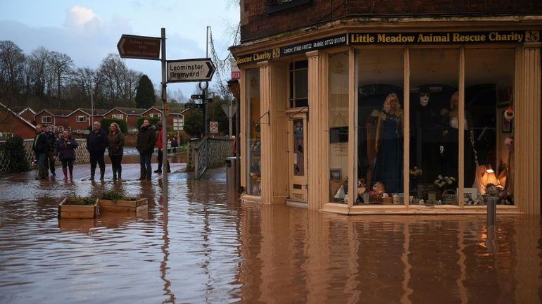 Inondations et transports perturbés au Royaume-Uni, conséquences du passage de la tempête Dennis