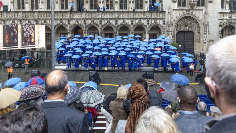 Les étudiants de la VUB ont reçu sous la pluie leur diplôme sur la Grand-Place