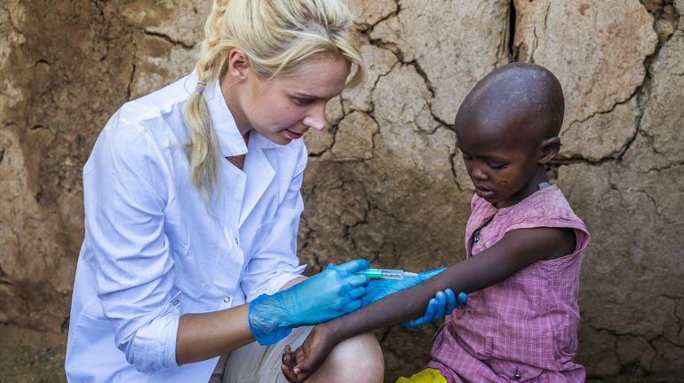 Non, un vaccin contre le coronavirus n'est pas testé en Afrique
