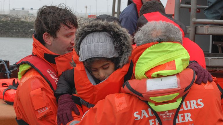 France : 84 migrants qui tentaient de traverser la Manche ont été secourus au large du Pas-de-Calais