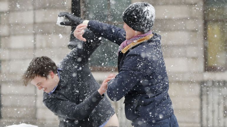 Coronavirus en Angleterre : deux jeunes écopent d'une amende de 10.000 livres pour une bataille géante de boules de neige