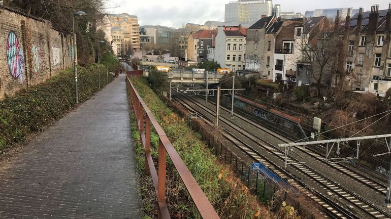 Pistes cyclables à Bruxelles : faut-il miser sur le chemin de fer ?