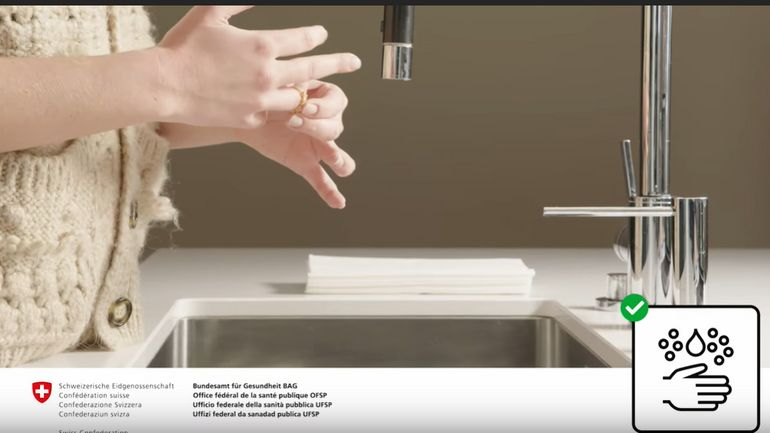 Conseils contre le coronavirus: retirer ses bagues en Suisse, 20 secondes de lavage de mains en Grande-Bretagne (vidéos)