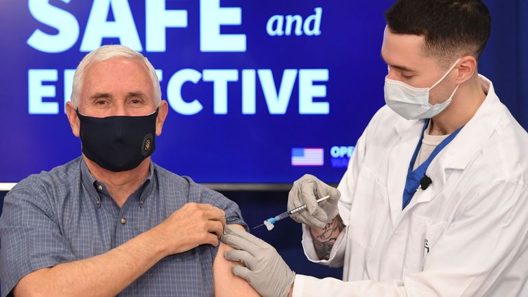 Virus: le vice-président américain Mike Pence a reçu le vaccin en public