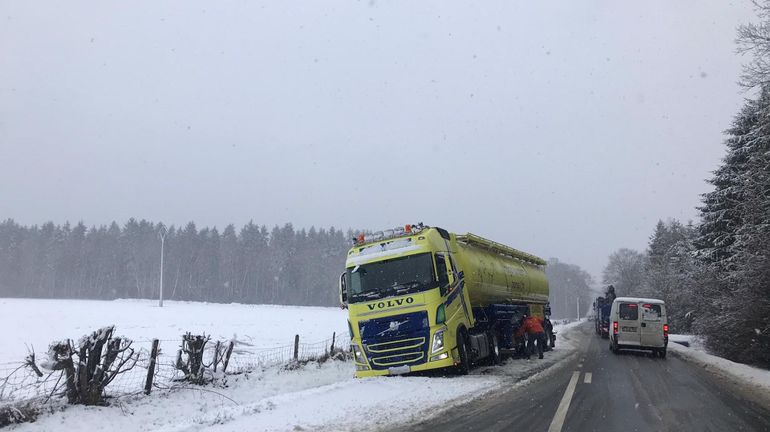 La neige provoque des accidents et des ralentissements en provinces de Namur et Luxembourg