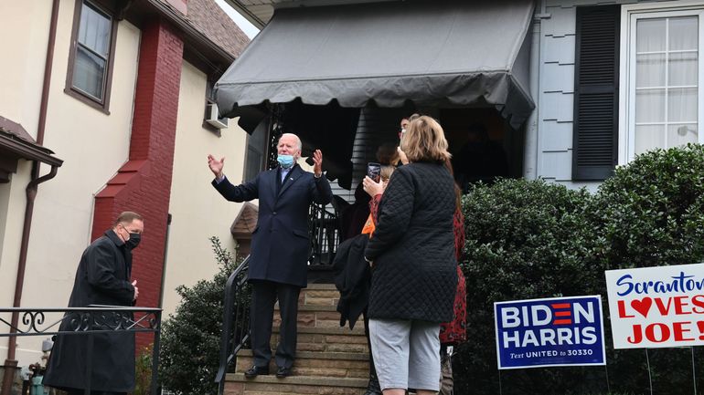 Présidentielle américaine 2020 : Joe Biden signe le mur de sa maison d'enfance